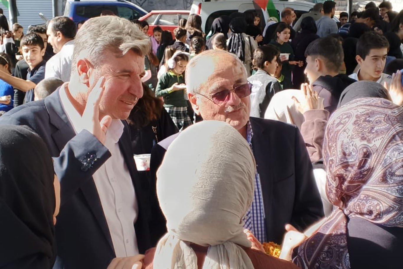 Belediye Başkanı Özhan, öğrencilerin Gazze yararına düzenlediği kermese katıldı Belediye Başkanı Özhan, öğrencilerin Gazze yararına düzenlediği kermese katıldı