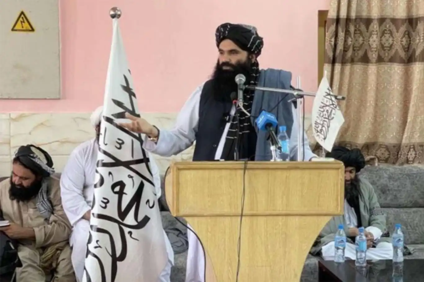 حقاني يهاجم باكستان: "إسلام أباد تشن حملة دعائية ضد إمارة أفغانستان الإسلامية" حقاني يهاجم باكستان: "إسلام أباد تشن حملة دعائية ضد إمارة أفغانستان الإسلامية"