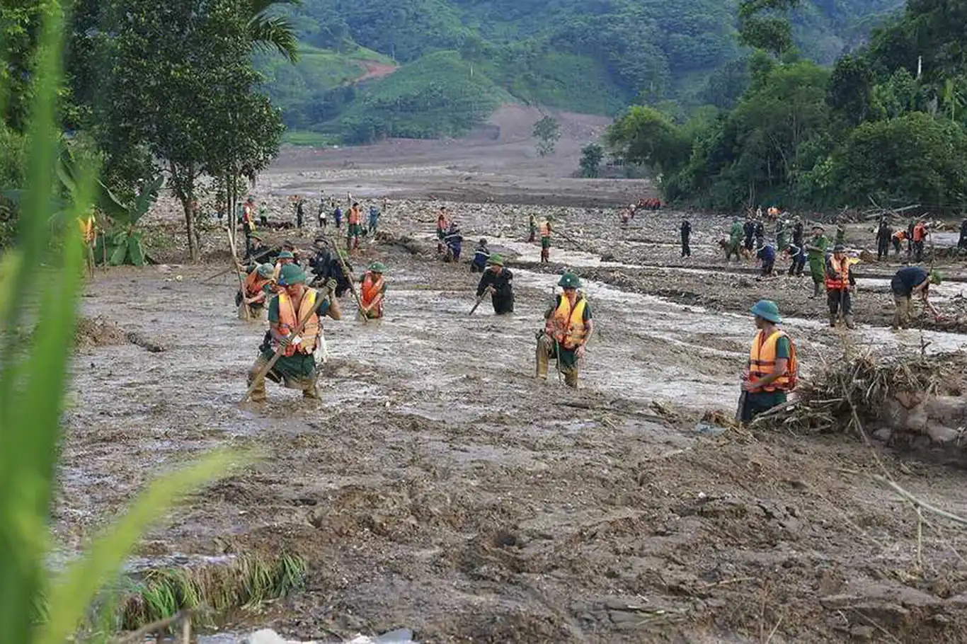 Vietnam'da sel felaketinde ölü sayısı 28'e yükseldi Vietnam'da sel felaketinde ölü sayısı 28'e yükseldi