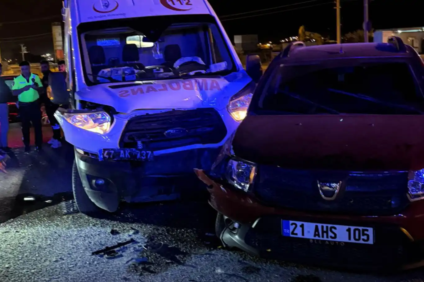 Mardin’de hasta vakasına giden ambulans otomobille çarpıştı Mardin’de hasta vakasına giden ambulans otomobille çarpıştı