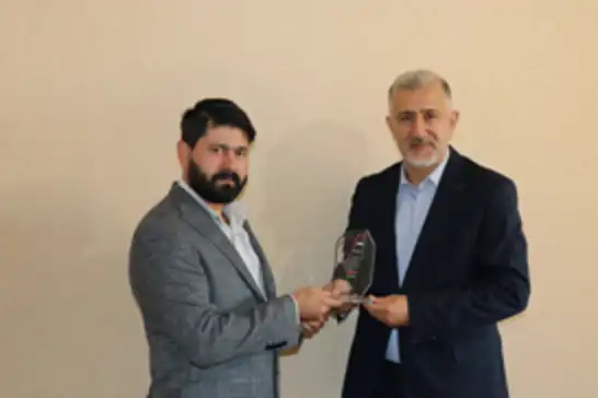 Filistin'e verdiği destek haberlerinden dolayı İLKHA muhabirine plaket verildi