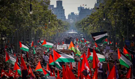 إسبانيا.. مئات الآلاف يتظاهرون في برشلونة ضد الإبادة بغزة والاحتلال الصهيوني