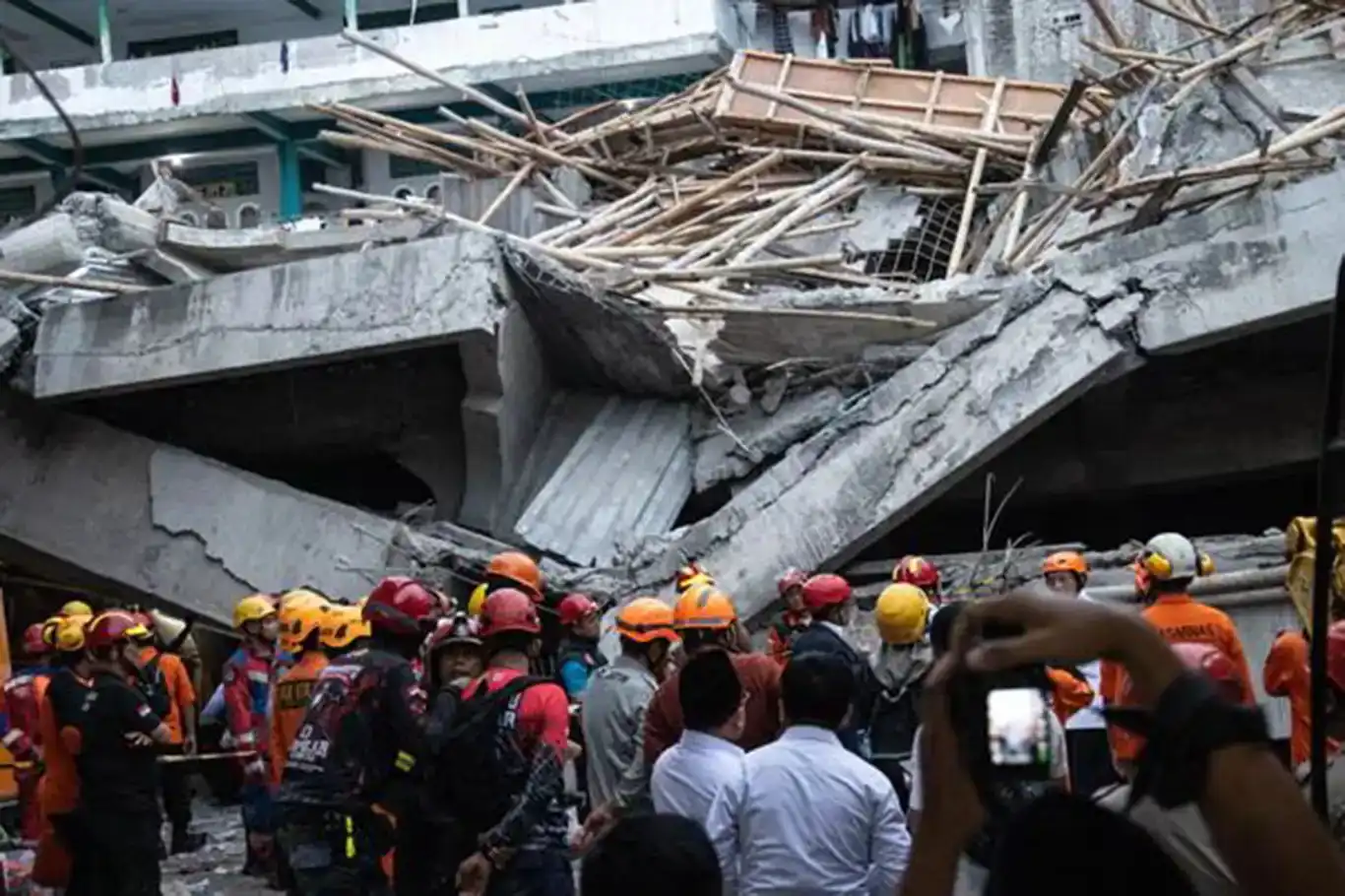 Indonesia: Death toll from school collapse rises to 37 Indonesia: Death toll from school collapse rises to 37