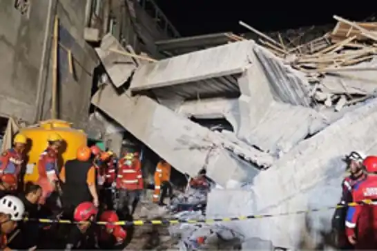 Endonezya'da okul binasının çökmesi sonucu ölü sayısı 60'a yükseldi