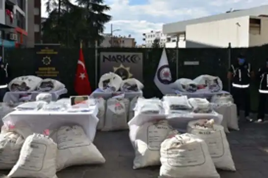 İzmir'de 881 bin 800 sentetik hap ele geçirildi