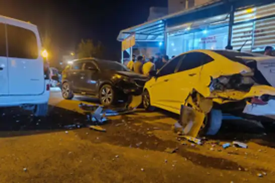 Batman’da 3 aracın karıştığı maddi hasarlı kaza
