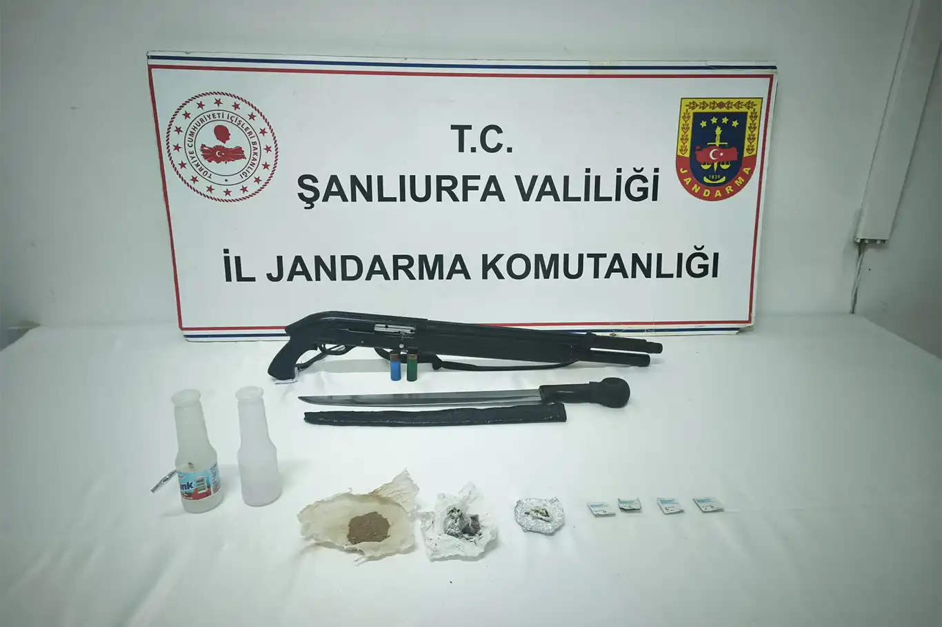Şanlıurfa’da jandarmadan uyuşturucu ve silah operasyonu Şanlıurfa’da jandarmadan uyuşturucu ve silah operasyonu