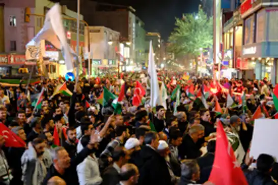 Van’da Aksa Tufanı’nın yıl dönümünde binlerce kişi Gazze için yürüdü