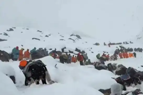 Kar fırtınası nedeniyle Everest'te mahsur kalan 1000'den fazla kişi kurtarıldı