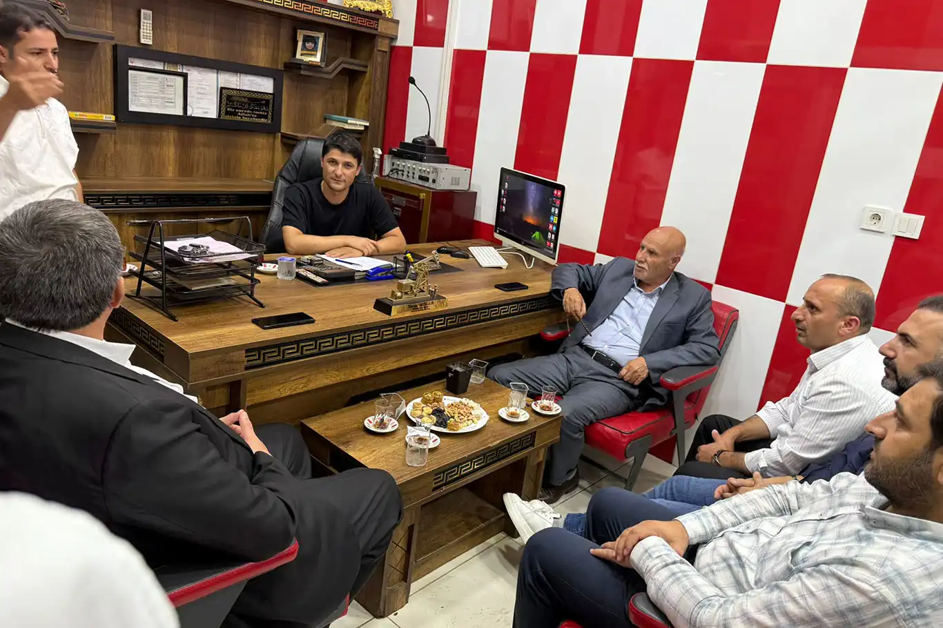 BESO Başkanı Çiftçi, Elma Sokağı esnafının sorunlarını dinledi BESO Başkanı Çiftçi, Elma Sokağı esnafının sorunlarını dinledi