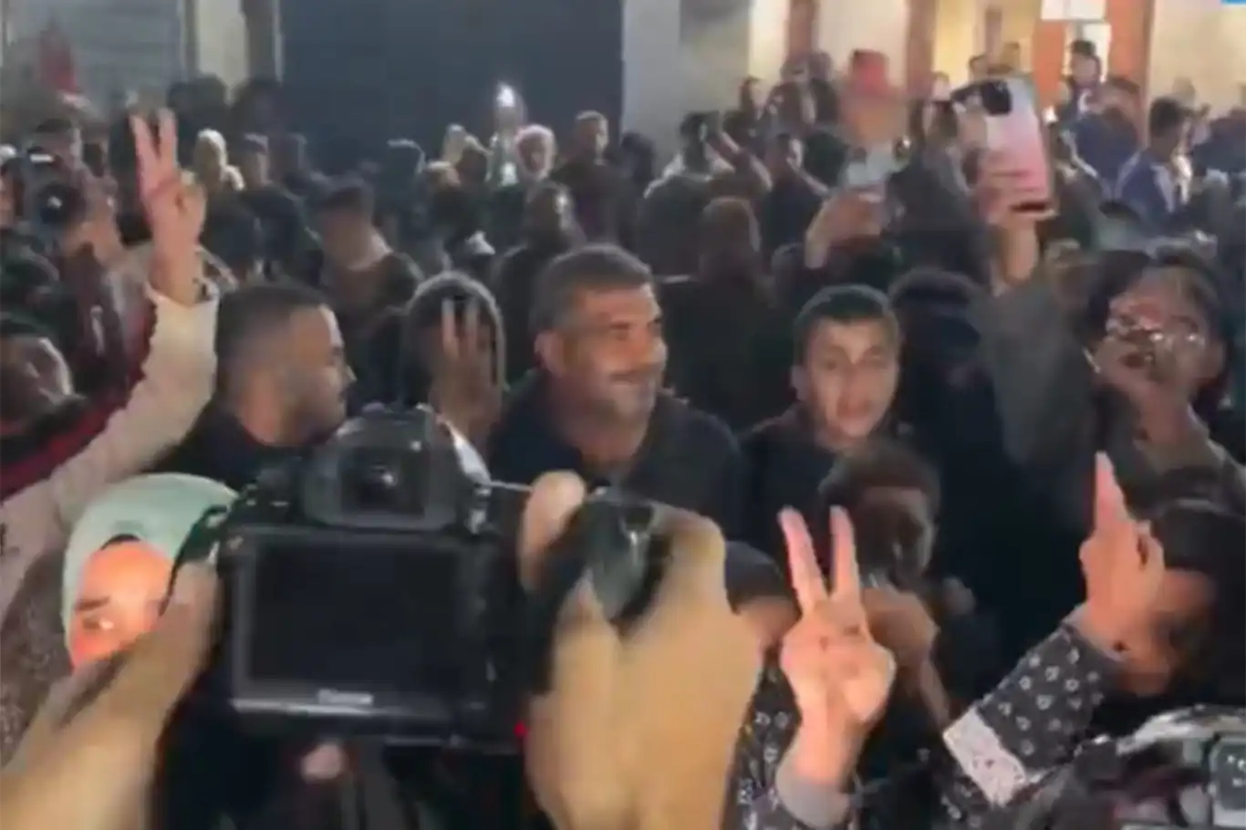 خەڵکی غەززە لەسەر شەقامەکان: دروشمی "بەرخۆدان سەرکەوت"