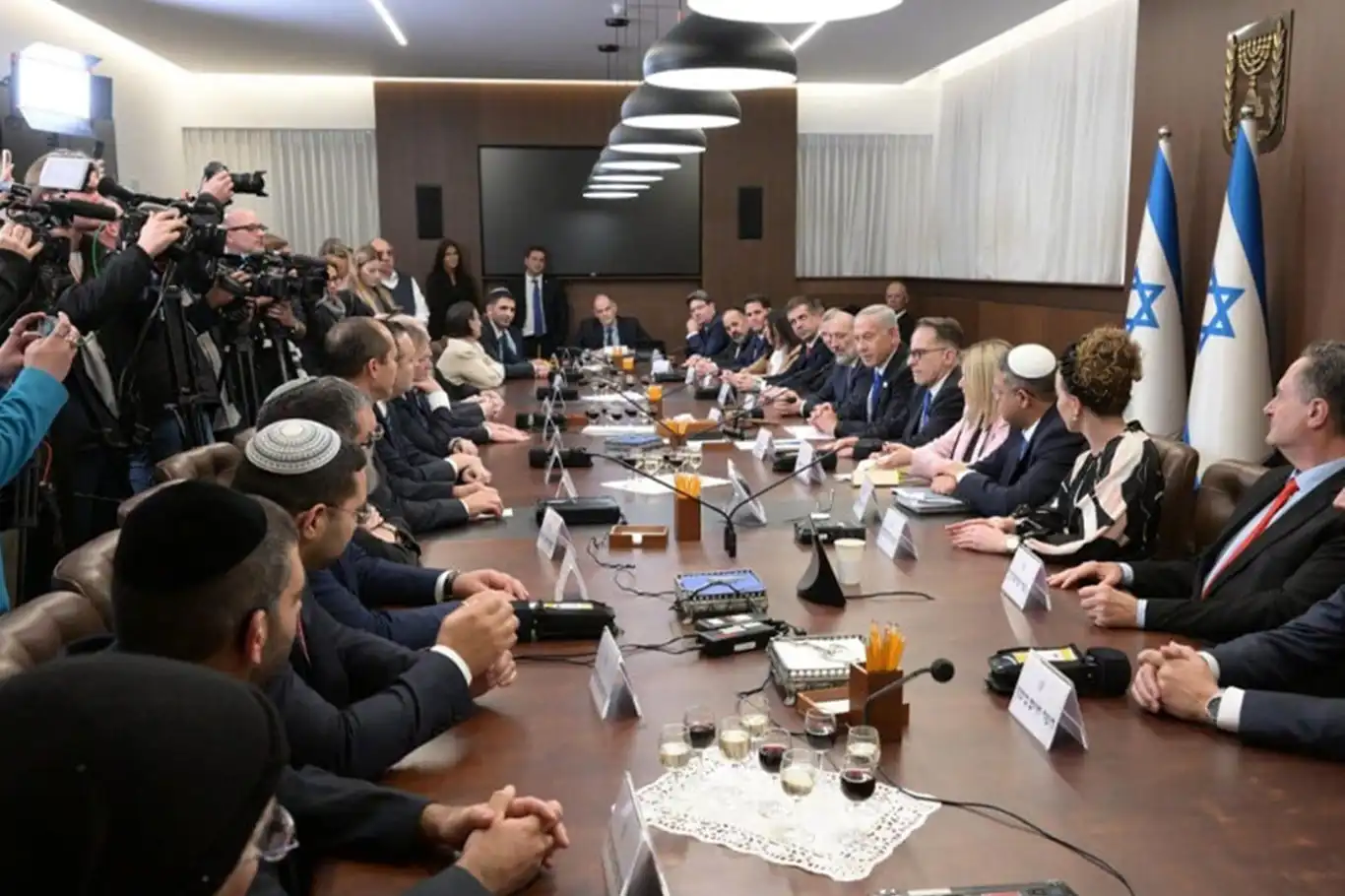 İbrani medyası: İşgal hükümeti bu akşam anlaşmayı onaylamak için toplanacak İbrani medyası: İşgal hükümeti bu akşam anlaşmayı onaylamak için toplanacak
