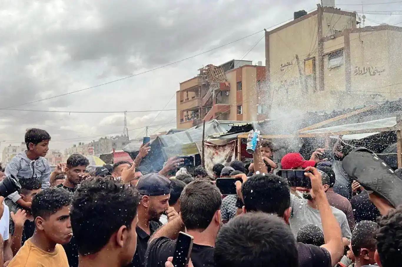 فرحة عارمة في خان يونس بعد إعلان وقف إطلاق النار في غزة فرحة عارمة في خان يونس بعد إعلان وقف إطلاق النار في غزة