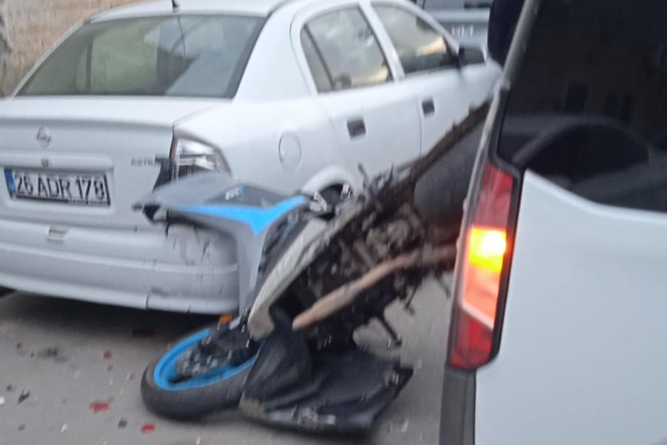 Batman'da motosiklet iki otomobil arasında sıkıştı: Sürücü ağır yaralandı Batman'da motosiklet iki otomobil arasında sıkıştı: Sürücü ağır yaralandı