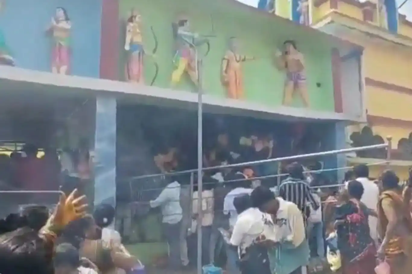 قەرەباڵغی لە پەرستگای هیندۆسەکان: ١٠ کەس کوژران و ژمارەیەکی زۆریش بریندار بوون قەرەباڵغی لە پەرستگای هیندۆسەکان: ١٠ کەس کوژران و ژمارەیەکی زۆریش بریندار بوون