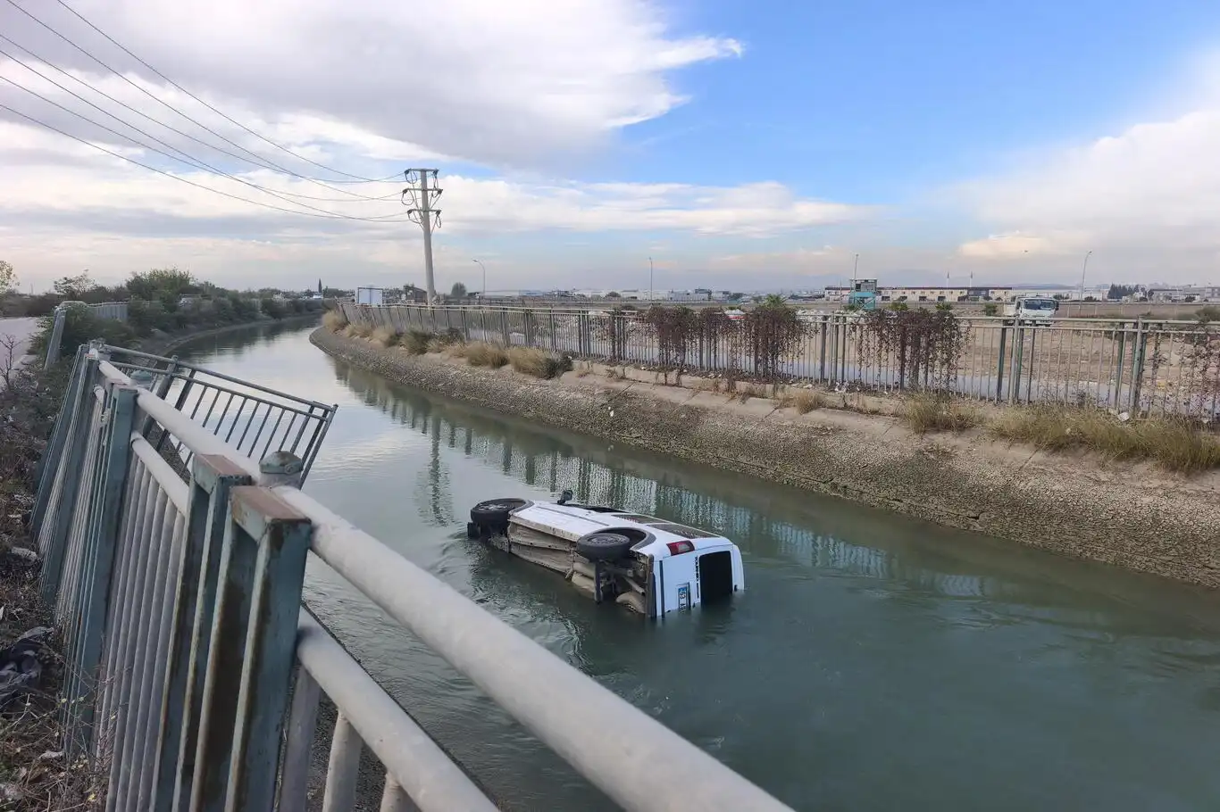 Seyhan’da otomobil sulama kanalına uçtu Seyhan’da otomobil sulama kanalına uçtu