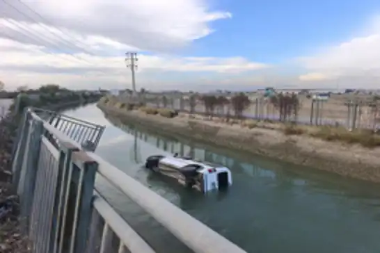 Seyhan’da otomobil sulama kanalına uçtu