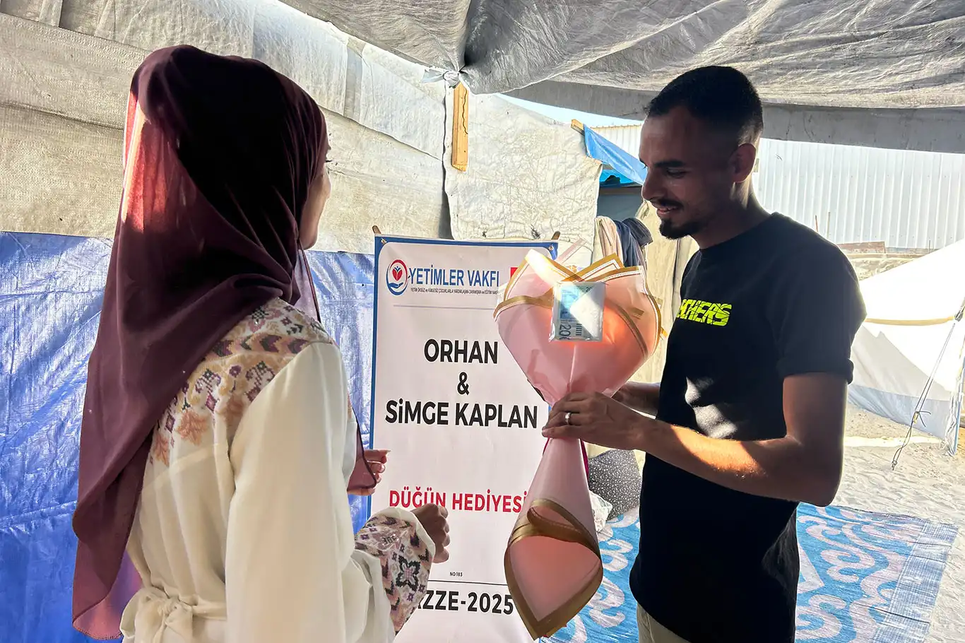 Diyarbakırlı yeni evli çiftin bağışladığı takılar Gazzeli çiftin mutluluğuna vesile oldu Diyarbakırlı yeni evli çiftin bağışladığı takılar Gazzeli çiftin mutluluğuna vesile oldu