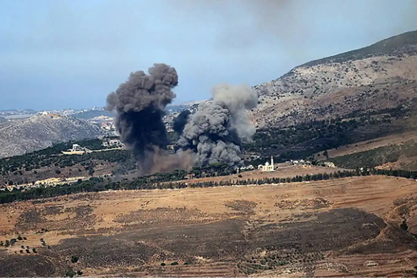 الاحتلال الصهيوني يشن غارة جوية على جنوب لبنان ويصيب مدنياً الاحتلال الصهيوني يشن غارة جوية على جنوب لبنان ويصيب مدنياً