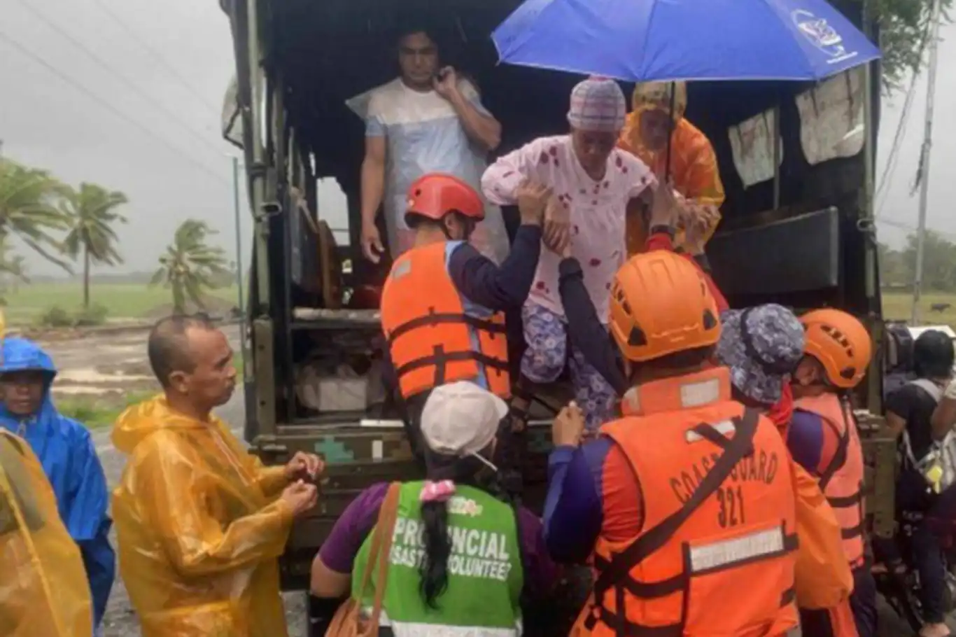 Filipinler'de Süper Tayfun  Fung-Wong etkili oluyor: 2 ölü