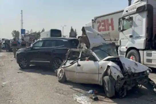 Li Hetayê qamyonet qeza kir: 6 wesayît li hev ketin, 4 kes birîndar bûn