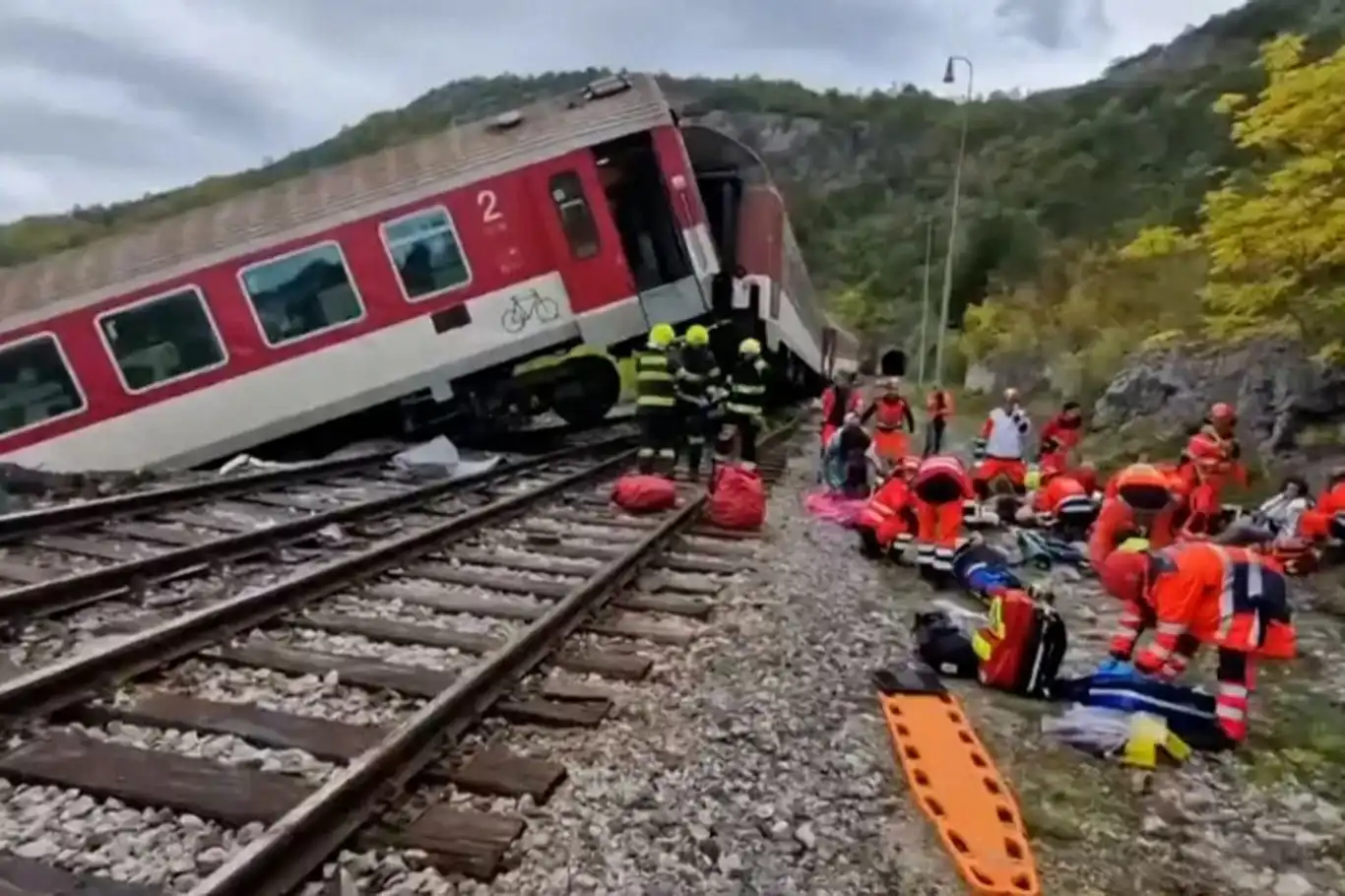 Slovakya'da tren kazası: 18 yaralı