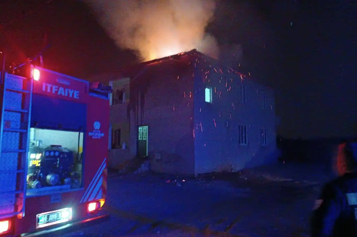 Malatya'da korkutan çatı yangını