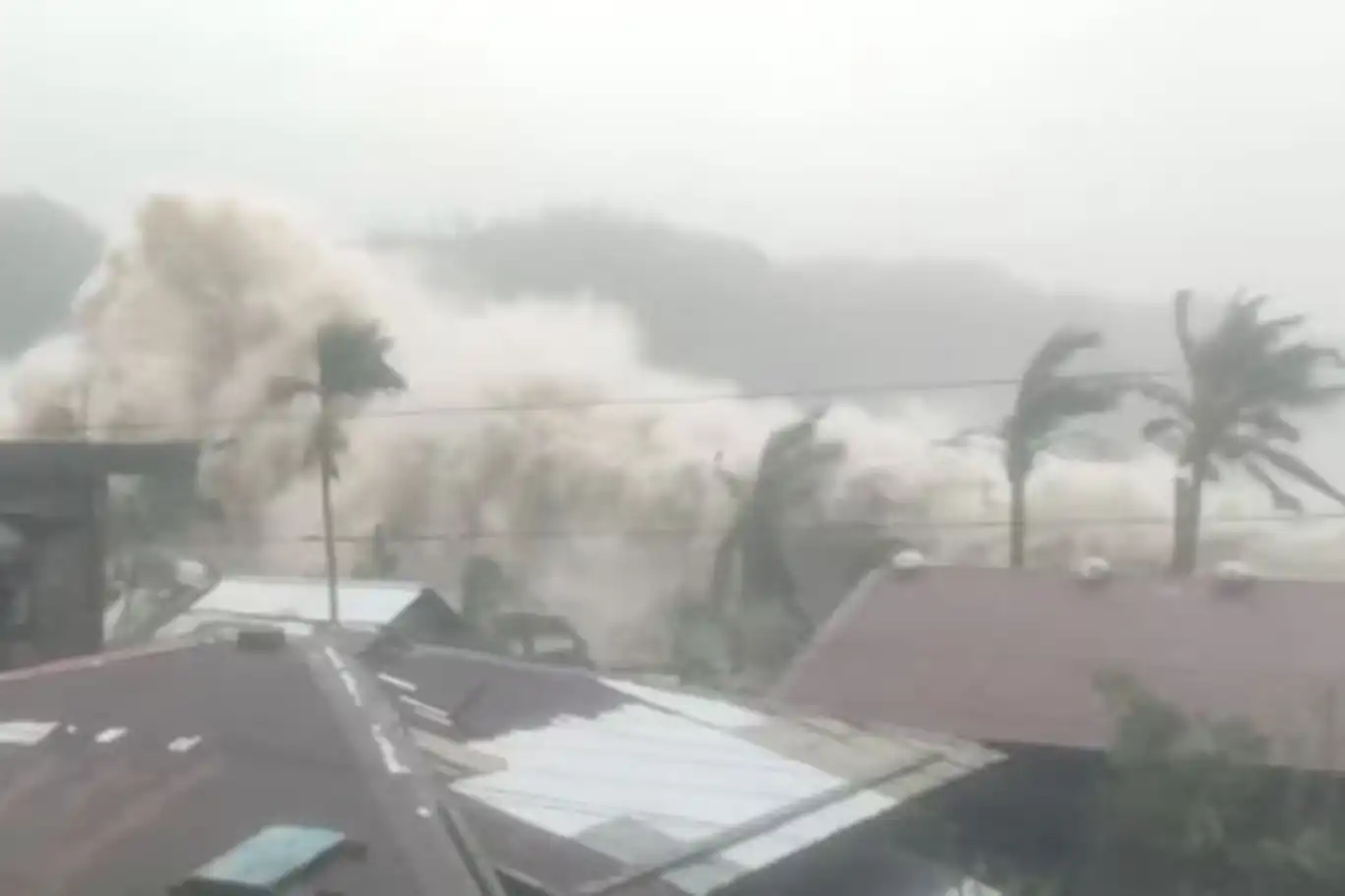 Filipinler'i vuran  Süper Tayfun Fung-wong nedeniyle can kaybı 4'e yükseldi