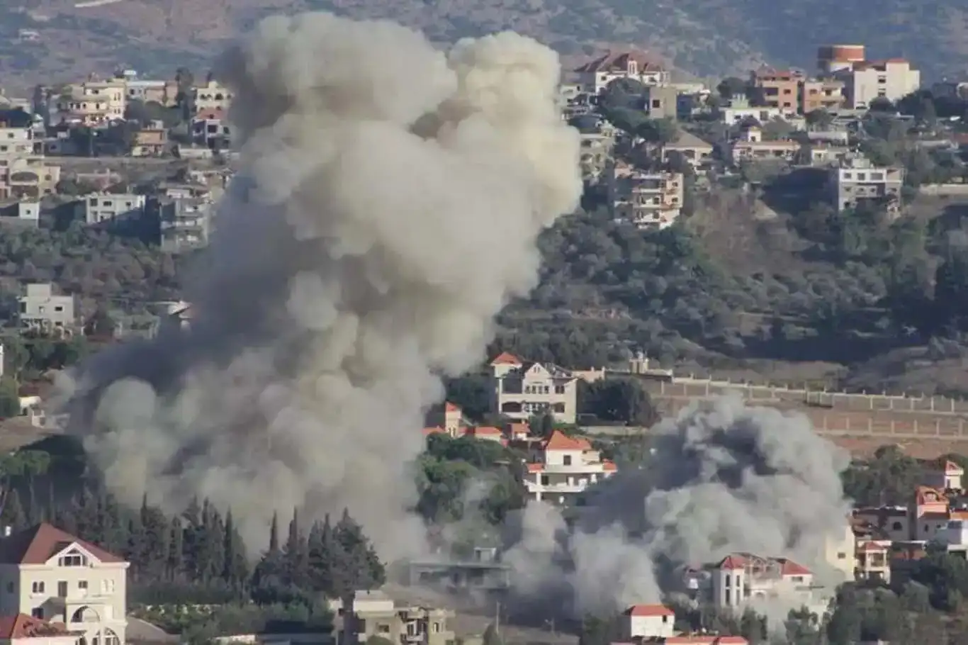 Israeli forces blow up three houses in southern Lebanon, violating ceasefire