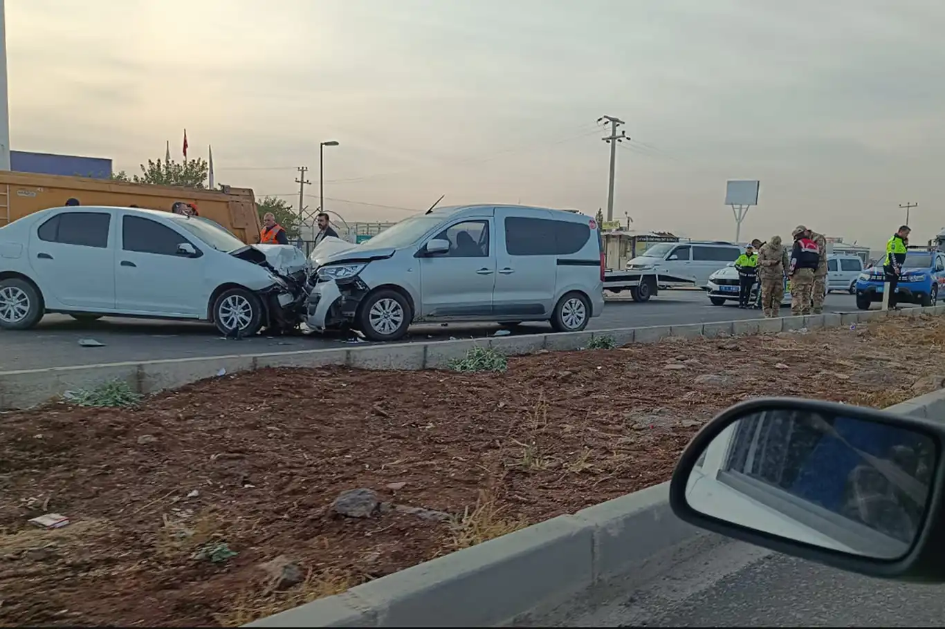 Şanlıurfa’da trafik kazası: 2 araç kafa kafaya çarpıştı