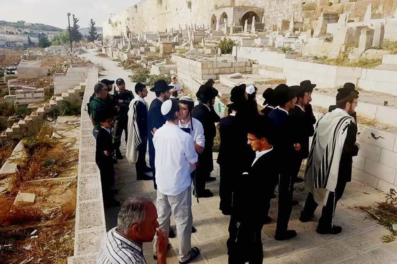 İşgalciler Kudüs'teki Babürrahme Mezarlığı'na saldırıyor: Sahabelerin mezarları tahrip ediliyor