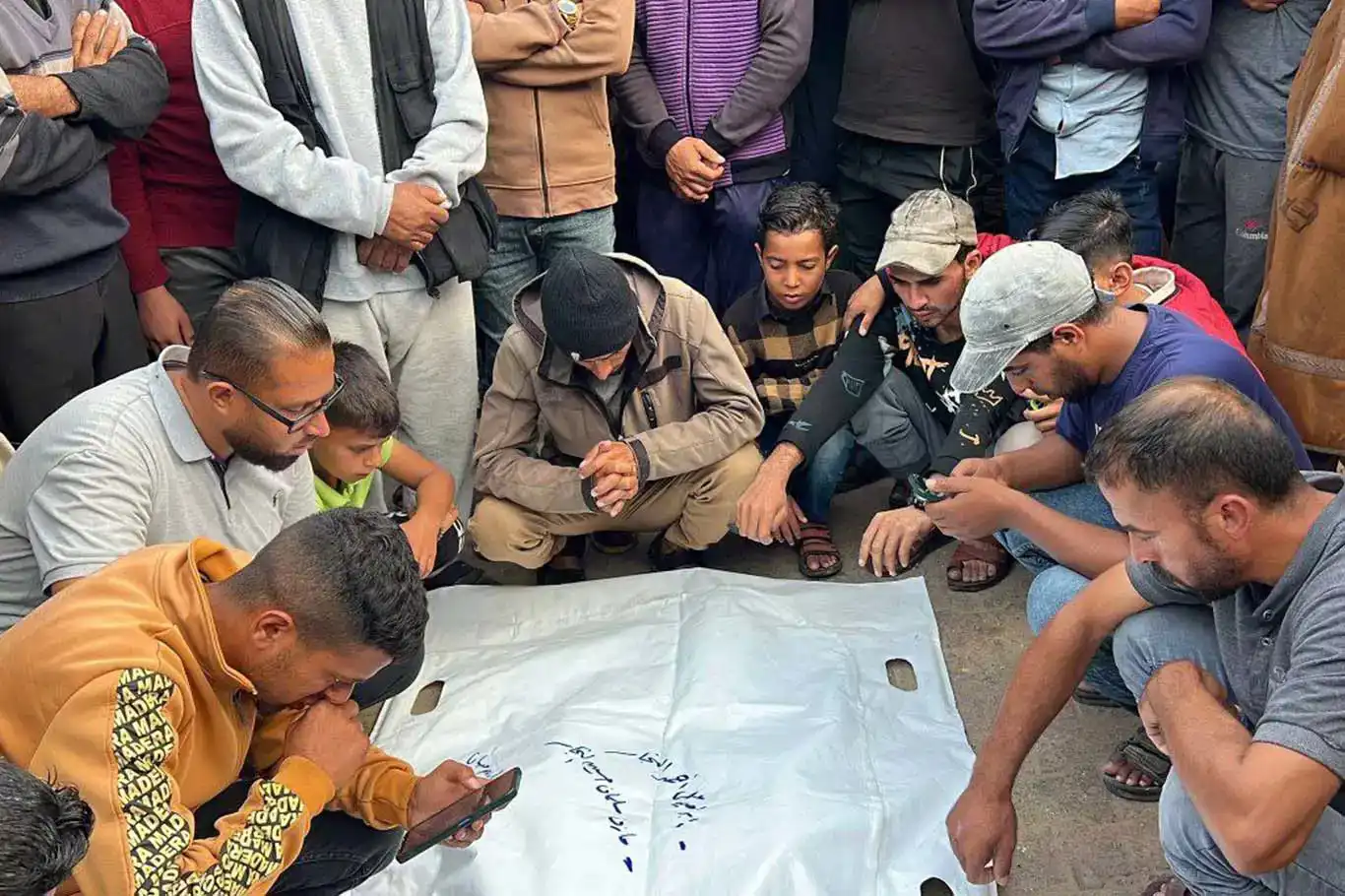 Two martyrs recovered from rubble in Khan Yunis amid Israeli ceasefire violations