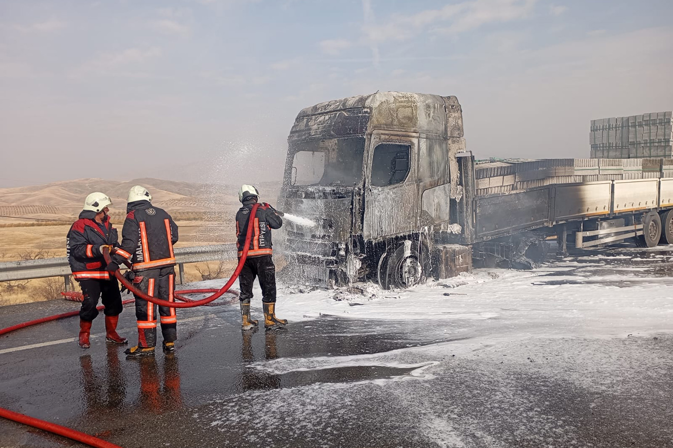 Malatya'da inşaat malzemesi yüklü tırda yangın çıktı