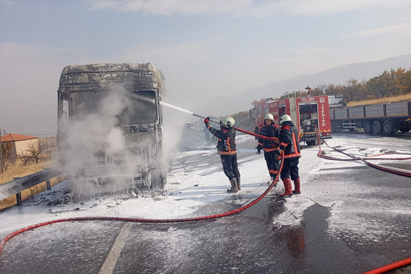 Malatya'da inşaat malzemesi yüklü tırda yangın çıktı