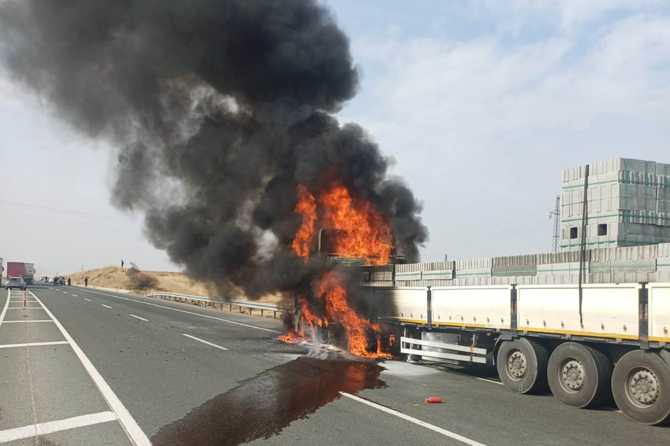 Malatya'da inşaat malzemesi yüklü tırda yangın çıktı