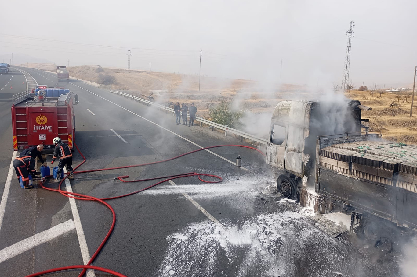 Malatya'da inşaat malzemesi yüklü tırda yangın çıktı