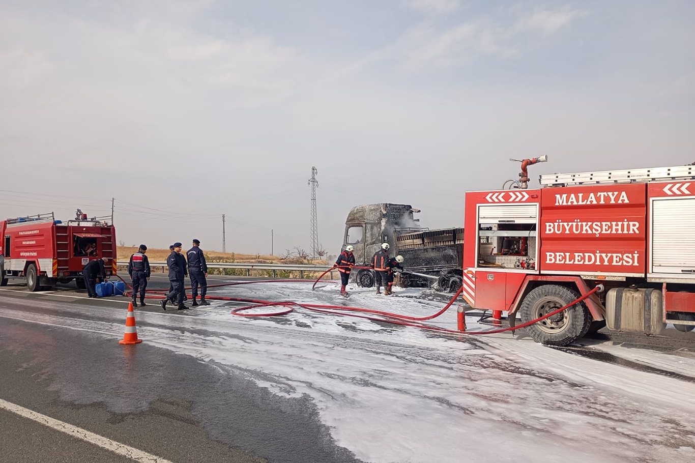 Malatya'da inşaat malzemesi yüklü tırda yangın çıktı