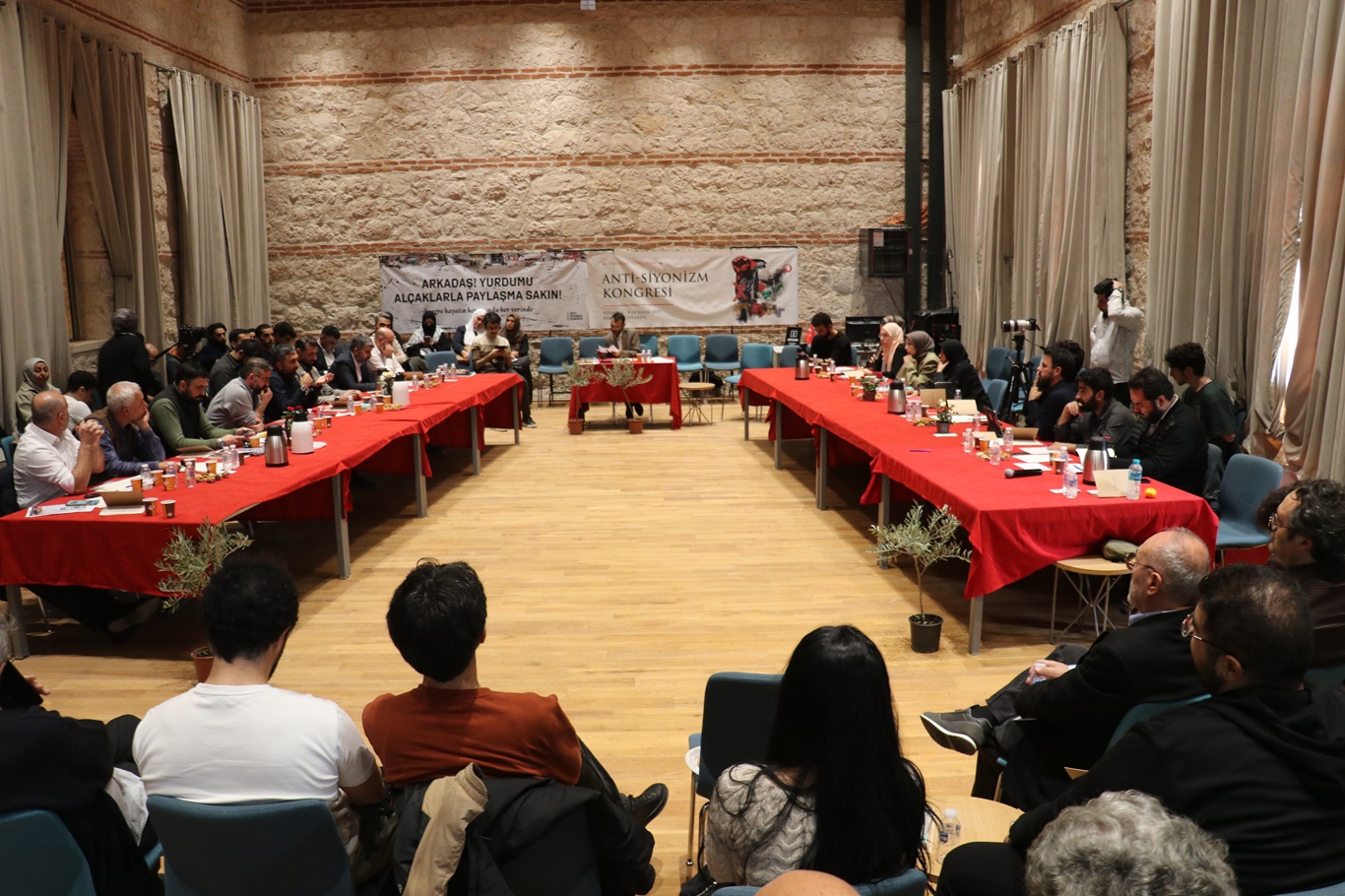 Anti-Siyonizm Kongresi'ne katılanlar: Gecikmiş ama olumlu bir adım