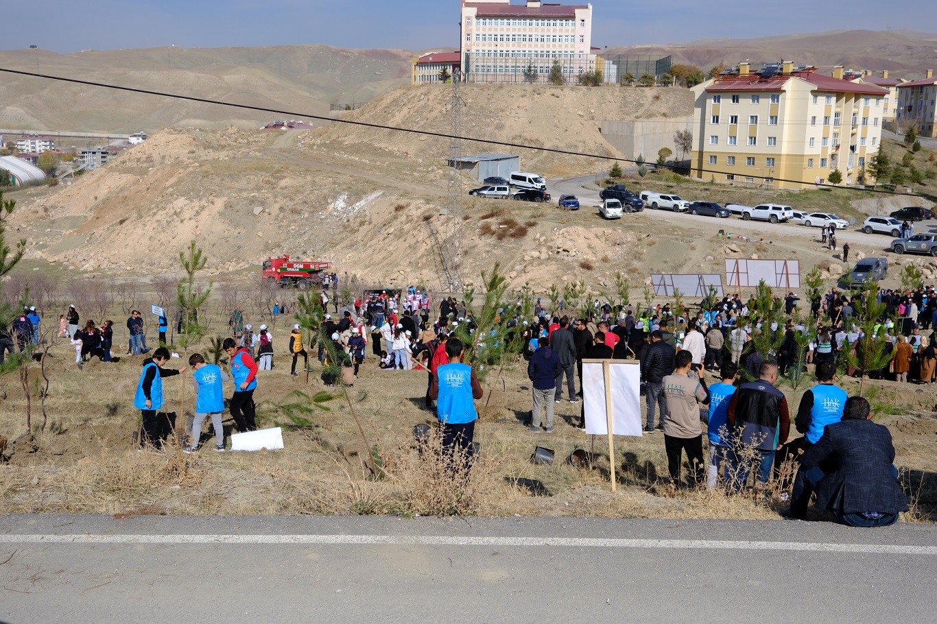 Umut Kervanı Van’da fidan dikim etkinliğine destek verdi