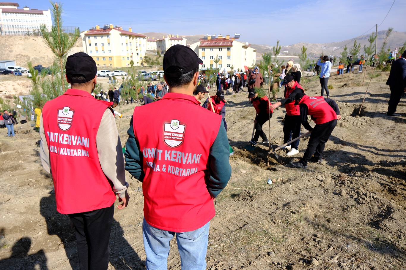 Umut Kervanı Van’da fidan dikim etkinliğine destek verdi