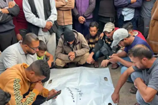 دو شهید از زیر آوار خانه‌ای ویران‌شده در خان‌یونس بیرون آورده شدند