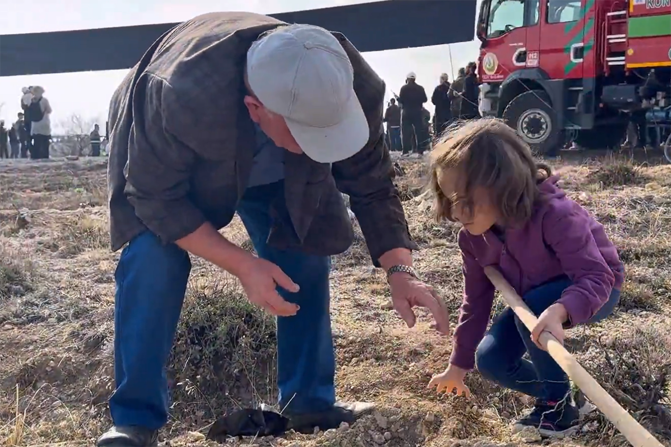 Konya'da bir günde 33 binden fazla fidan toprakla buluştu