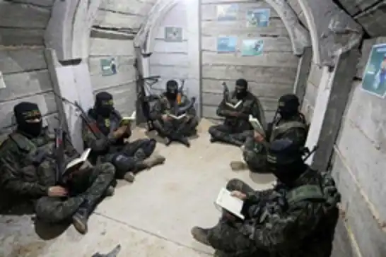 الصحافة العبرية تزعم التوصل لاتفاق "إجلاء 200 مقاوم من رفح"