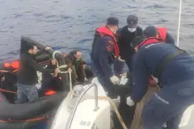 Yunanistan unsurlarınca geri itilen 20 düzensiz göçmen kurtarıldı