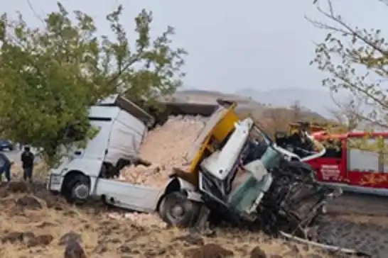 Şanlıurfa’da iki kamyon çarpıştı: 1 ölü, 1 ağır yaralı