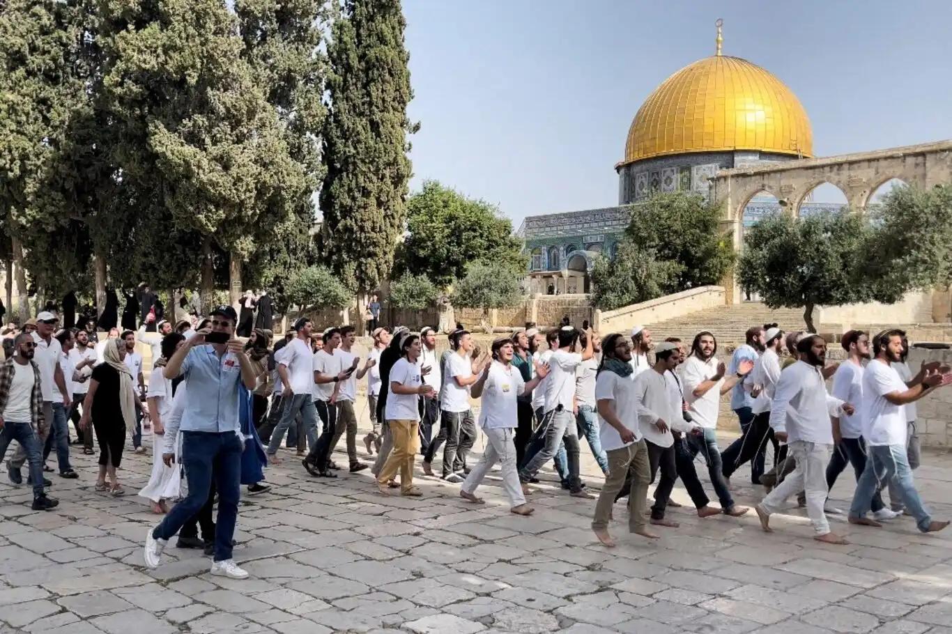Hundreds of Israeli settlers defile Aqsa Mosque