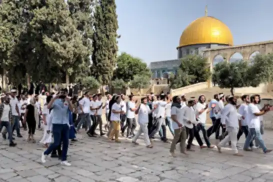 Hundreds of Israeli settlers defile Aqsa Mosque