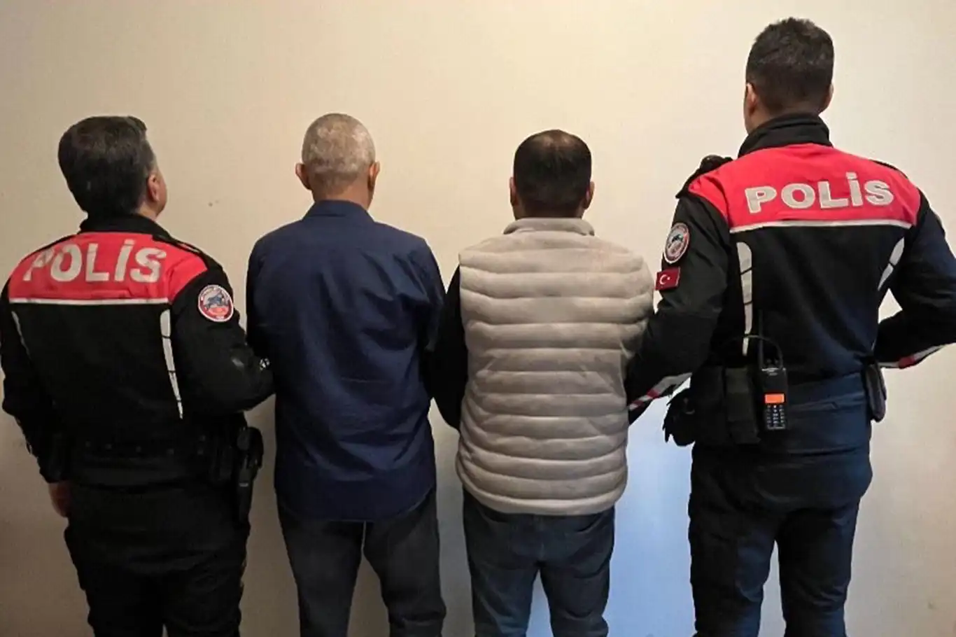 Gaziantep'te 2 ruhsatsız tabanca ele geçirildi