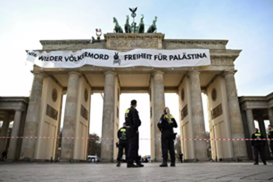 Brandenburg Kapısı'nda Filistin için pankartlı protesto
