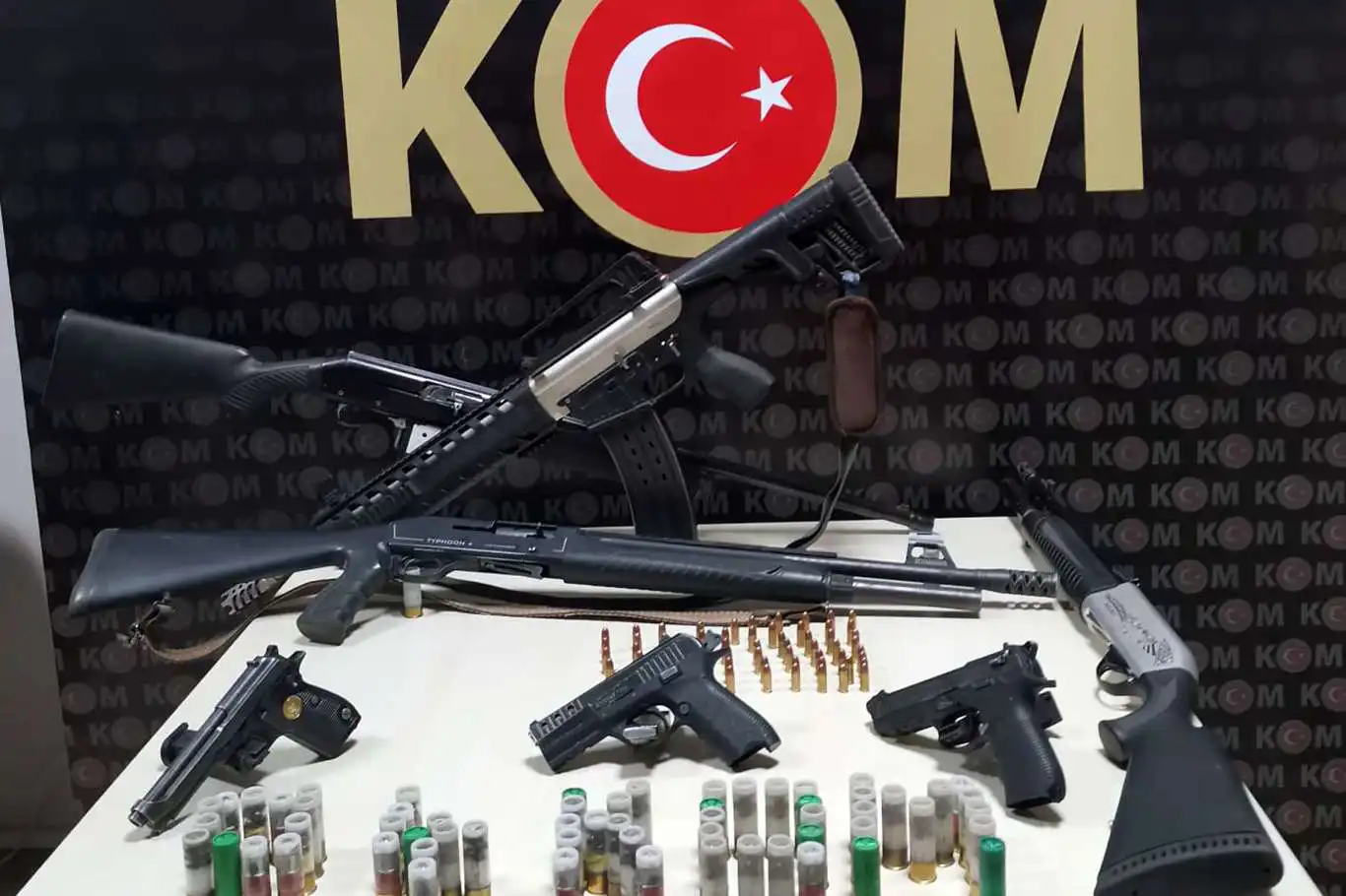 Diyarbakır’da kaçakçılık operasyonlarında çok sayıda silah ele geçirildi